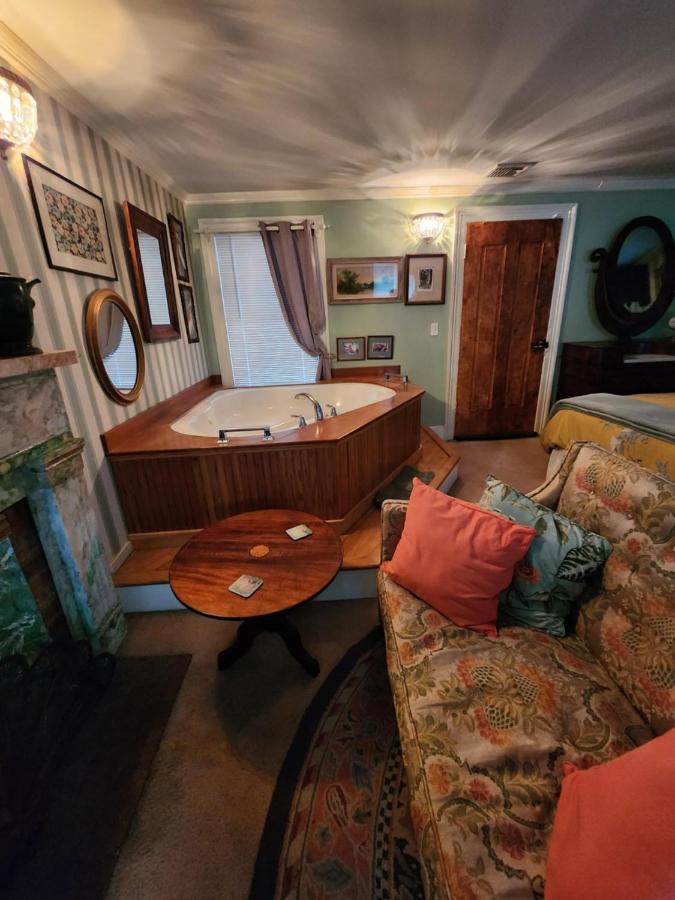ميستيك House Of 1833 Bed And Breakfast المظهر الخارجي الصورة